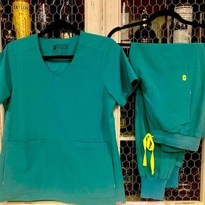 Marine Fion EAC -Set Small Callao Jogger 
/ Lekei Scrub Top
